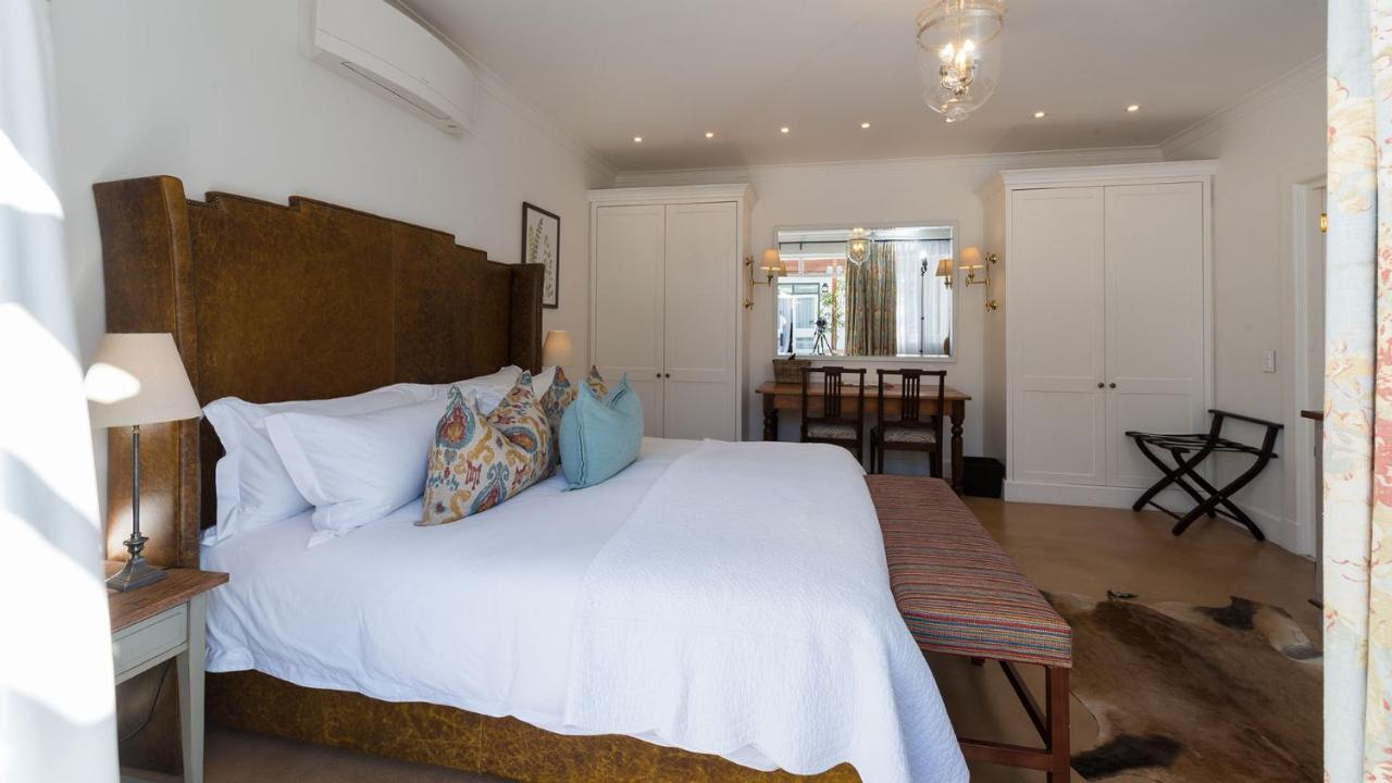 Drostdy Hotel Graaff-Reinet Exterior foto A bedroom at the Cape Heritage