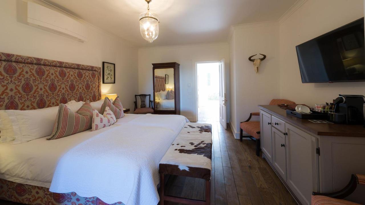 Drostdy Hotel Graaff-Reinet Exterior foto A bedroom at the hotel