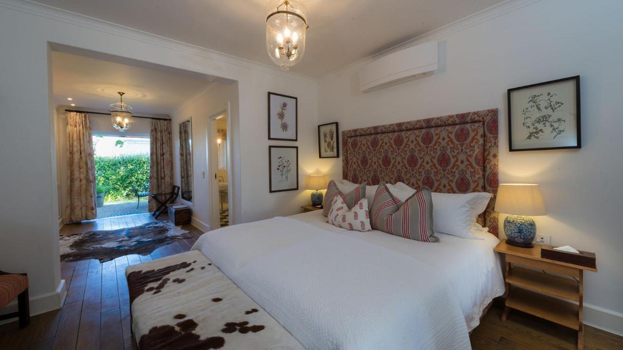 Drostdy Hotel Graaff-Reinet Exterior foto A bedroom at the Cape Heritage