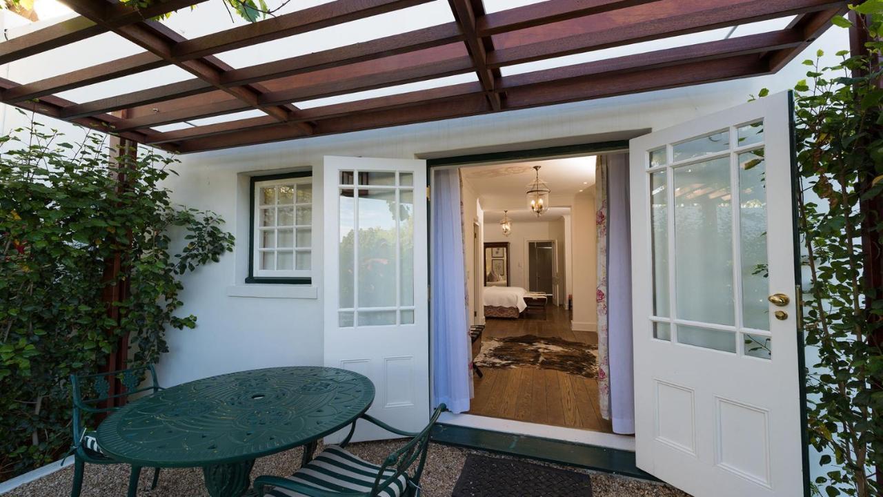 Drostdy Hotel Graaff-Reinet Exterior foto The entrance to the cottage