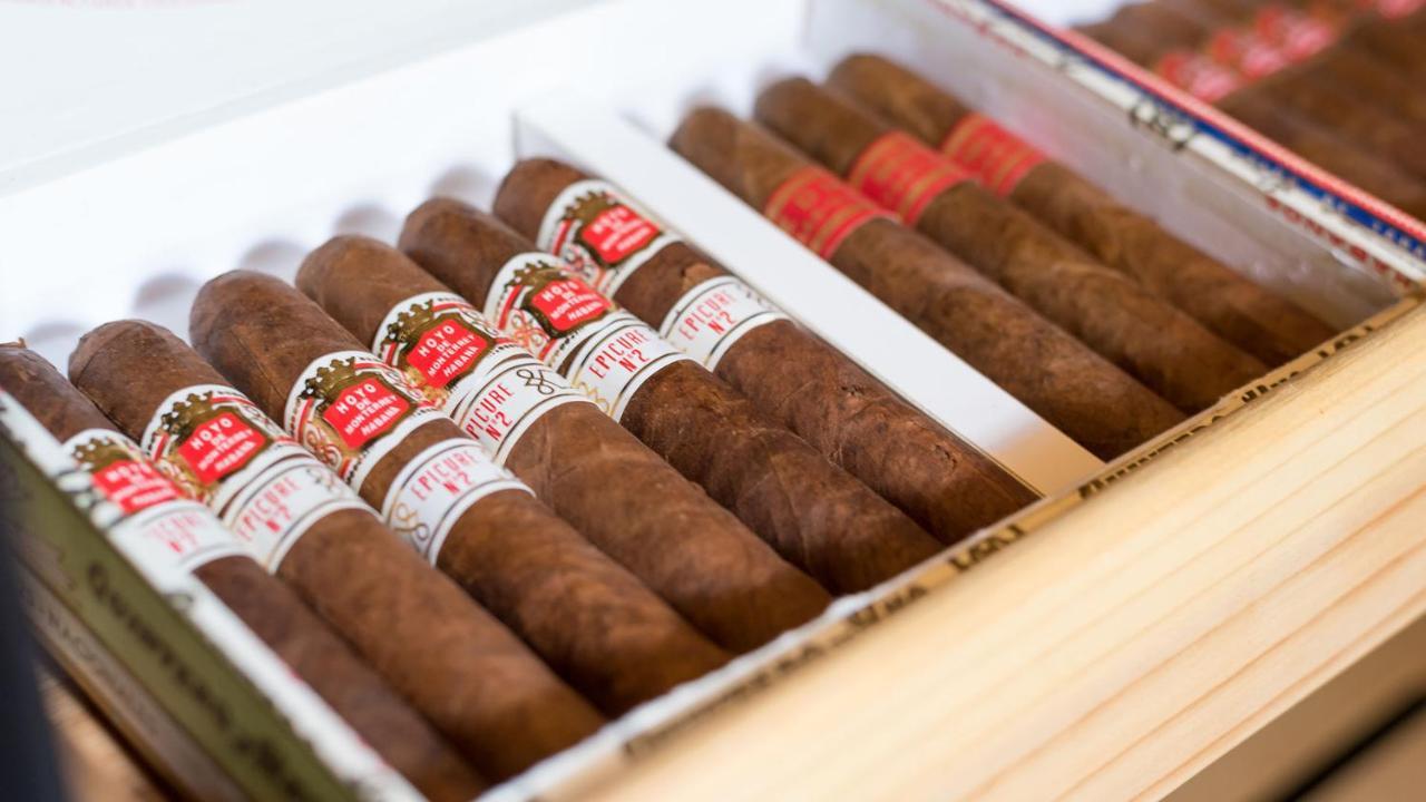 Drostdy Hotel Graaff-Reinet Exterior foto A box of cigars