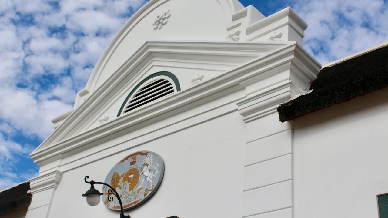 Drostdy Hotel Graaff-Reinet Exterior foto The facade of the church