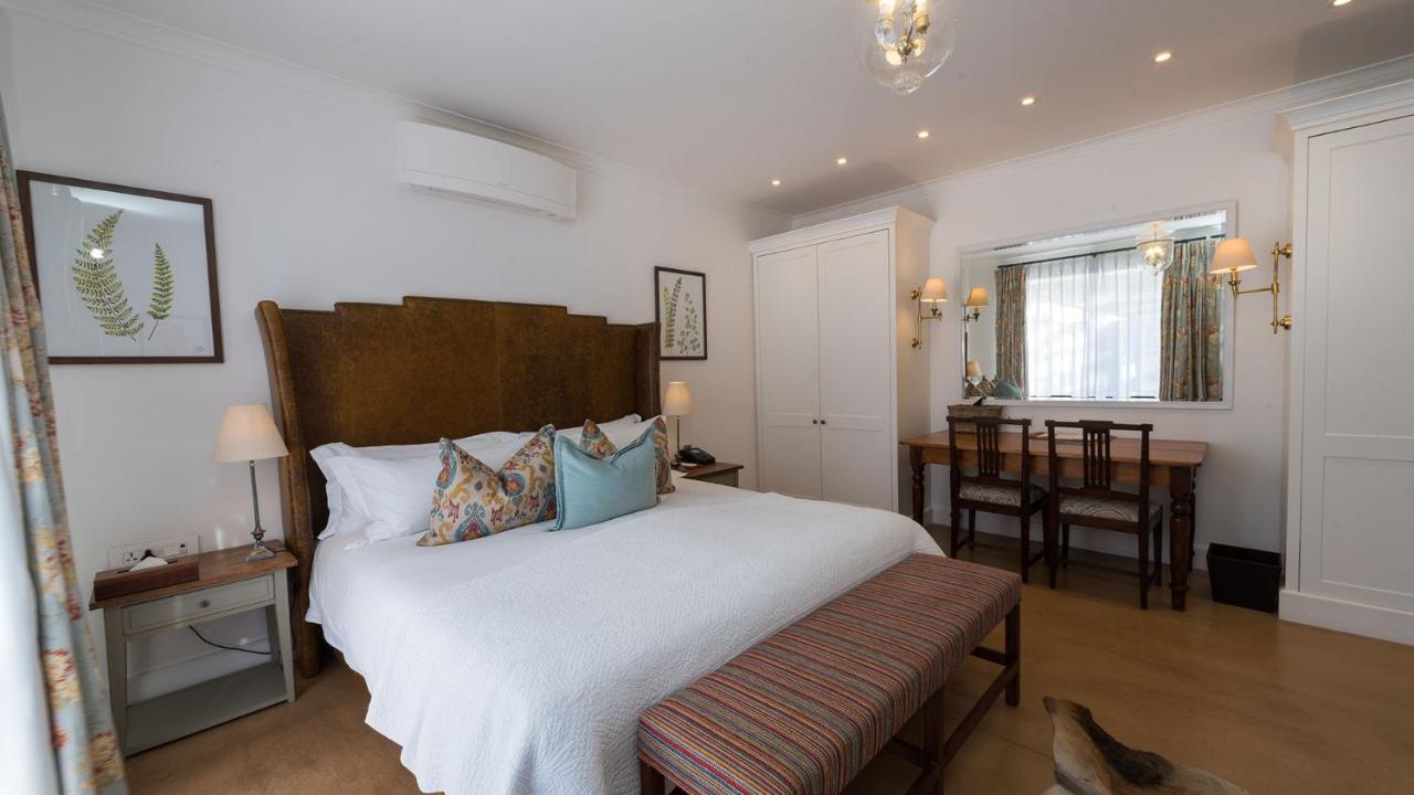 Drostdy Hotel Graaff-Reinet Exterior foto A bedroom at the hotel
