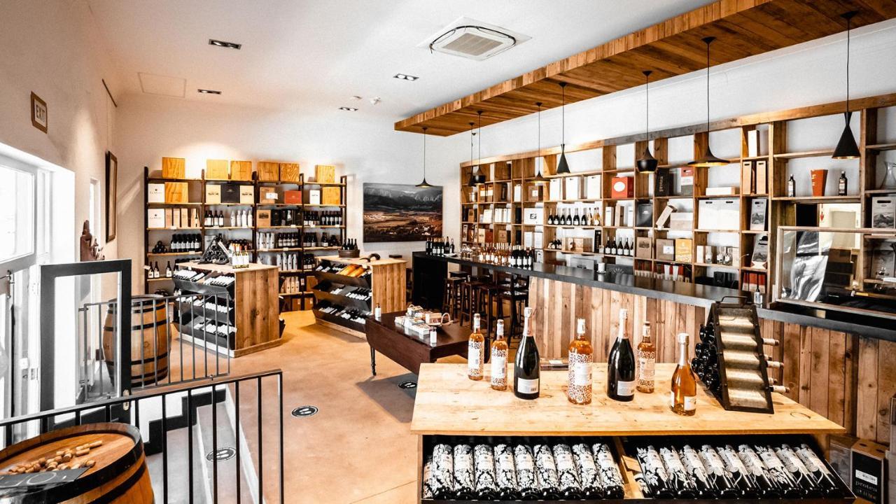 Drostdy Hotel Graaff-Reinet Exterior foto The interior of a wine shop in Germany