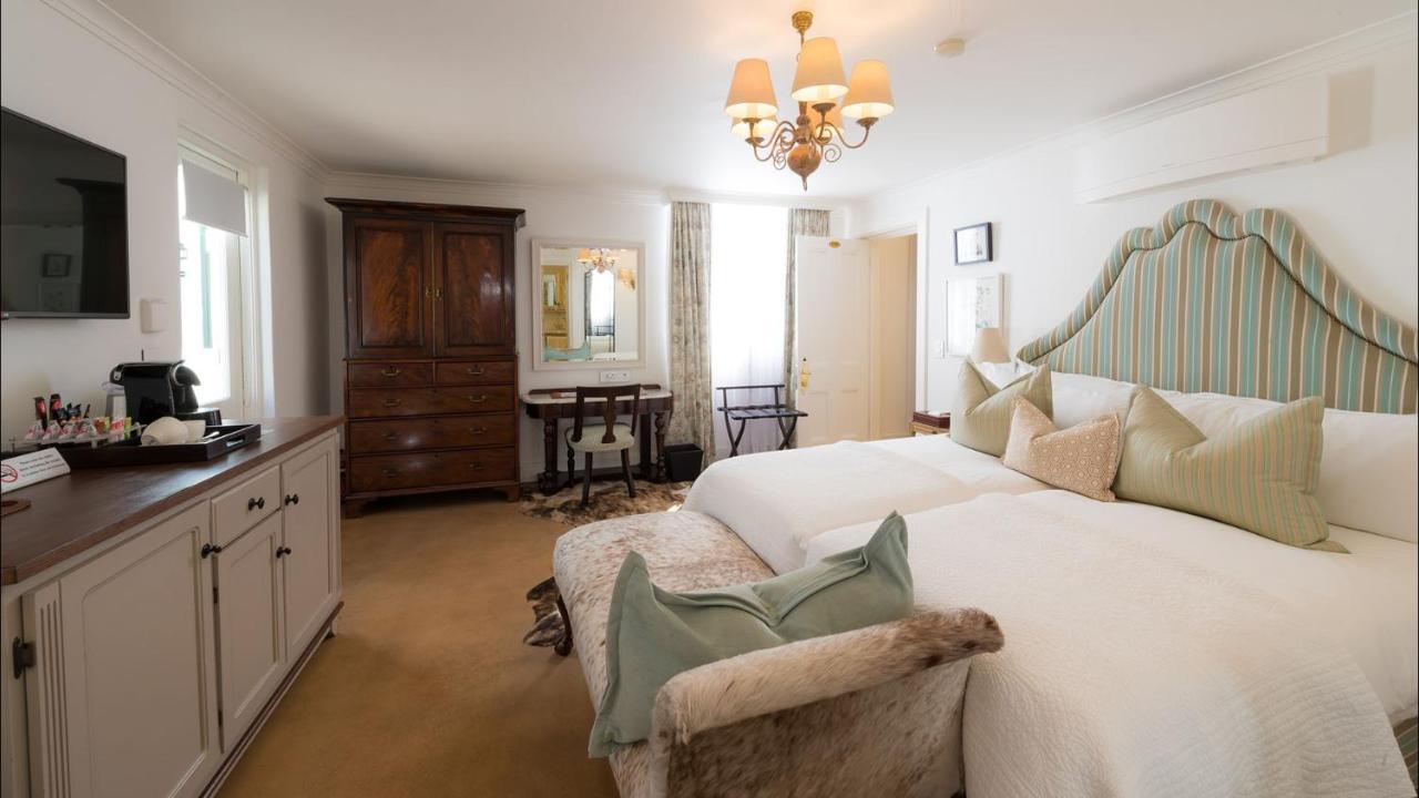 Drostdy Hotel Graaff-Reinet Exterior foto A room at the hotel