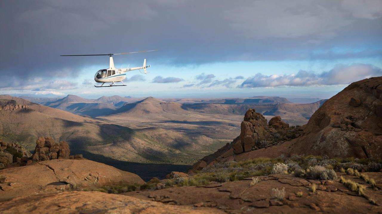 Drostdy Hotel Graaff-Reinet Exterior foto A Robinson R44 helicopter flying over the Namib Desert