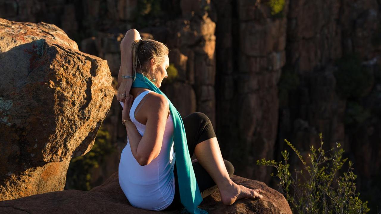 Drostdy Hotel Graaff-Reinet Exterior foto A woman practicing yoga